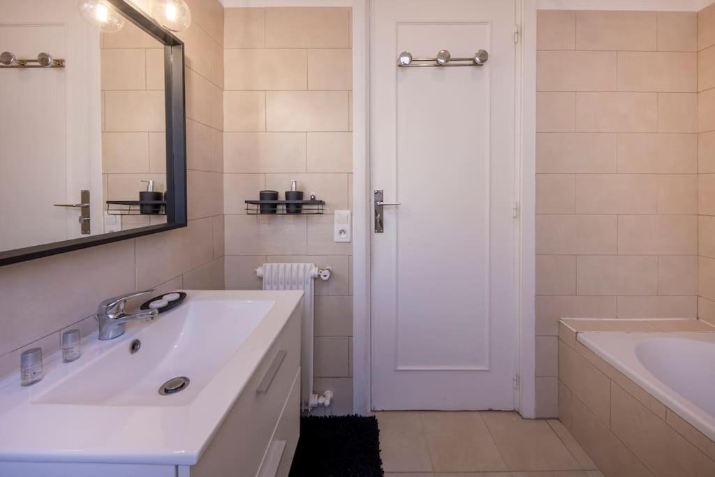 06B - Beautiful 2 Rooms With Terrace Sea View 罗克布吕讷-卡普马丹 外观 照片